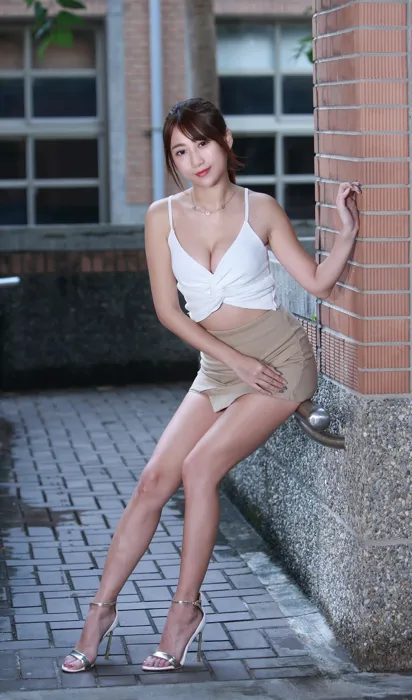 [Mzsock] NO.108 Zhang Jiating, belly-revealing shorts with suspenders, high heels and beautiful legs, outdoor shot street photography#[52P]-13